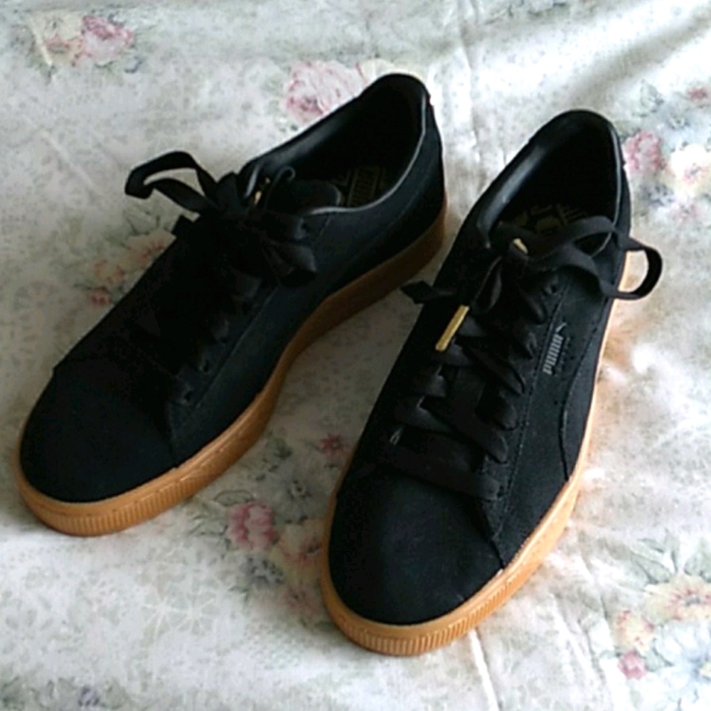 Women's Sz 9 Puma Suede Shoes